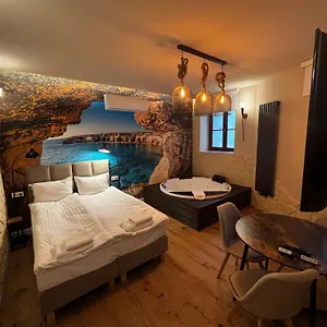 https://provenir-home-kwiatowa-5.poznan-hotels.com